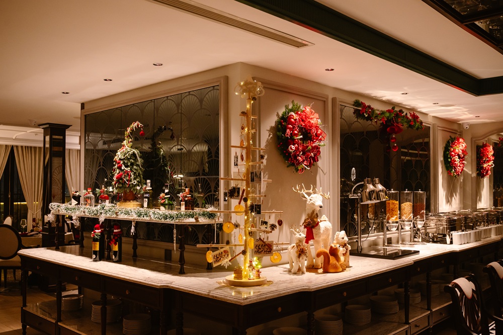 Diên Vị Dining is decorated with a Christmas 2025 theme